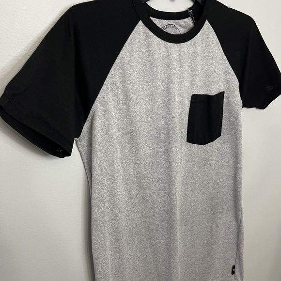 Dikotomy Mens Pocket T Shirt Med Standard Crew Neck Short Sleeve Gray Black NWOT - Picture 2 of 7